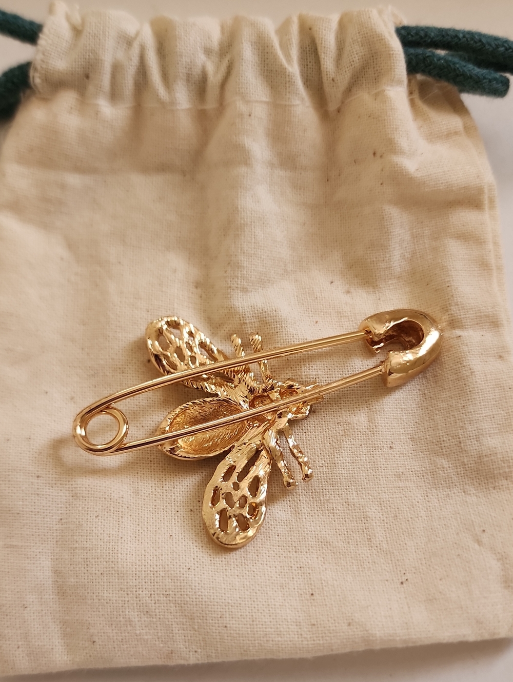 Bee Crystal Safety Pin Brooch Gold Tone Black Enamel Rhinestone - Picture 5 of 7